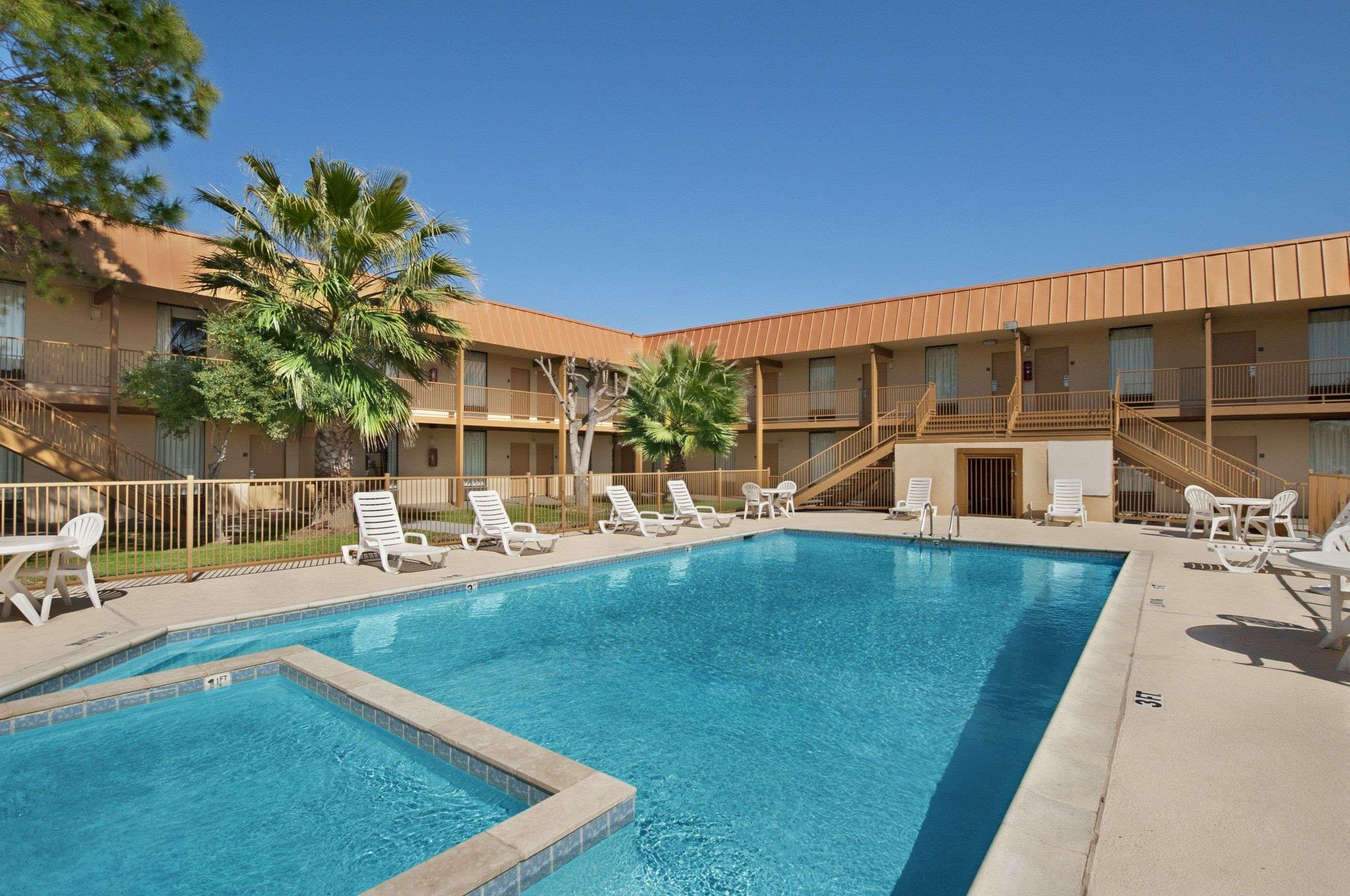 Days By Wyndham Ft. Worth 2* Burleson